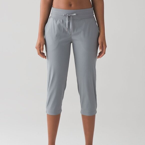 Lululemon Grey Dance Studio Crop II (Unlined 20") Size 4 - Picture 4 of 9